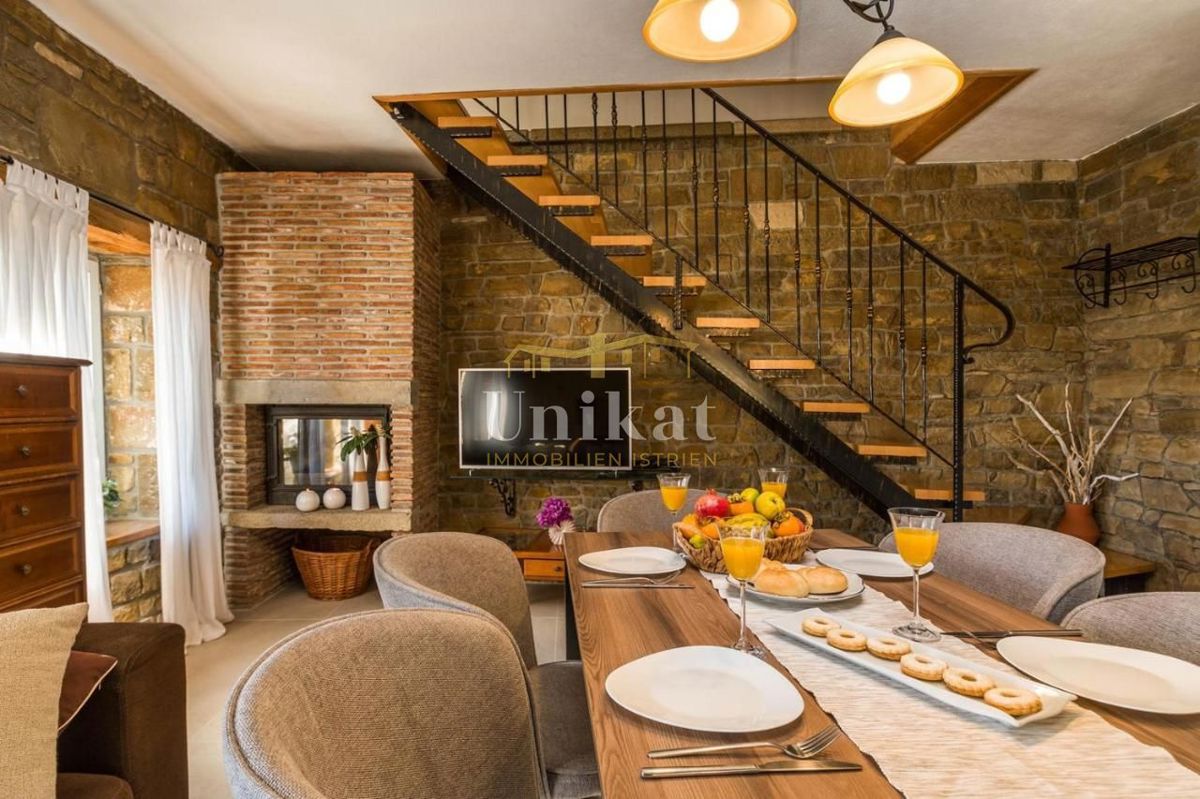 Casa in pietra ristrutturata con piscina e vista su Motovun